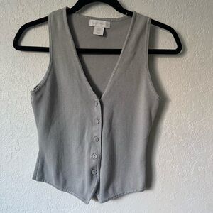House of Harlow 1960 Gray Sleeveless Button-Down Top